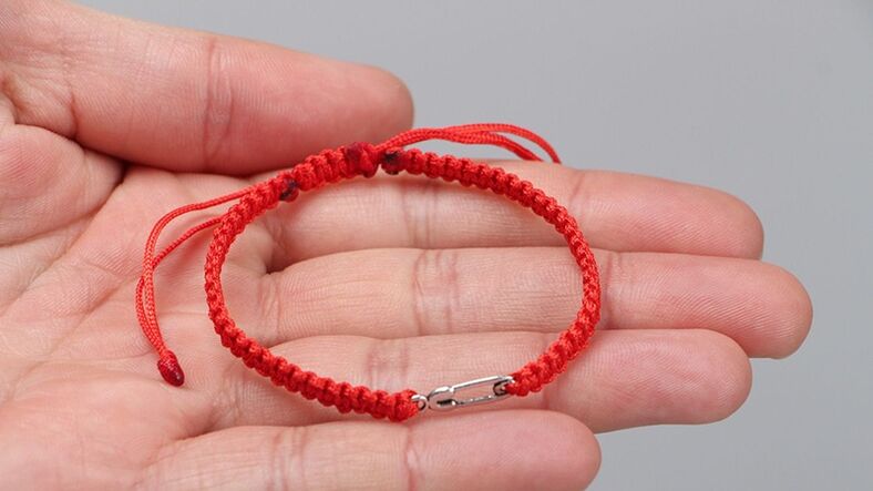 Red thread amulet that attracts luck